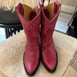 Idyllwind woman’s pink fuchsia colored boots!
